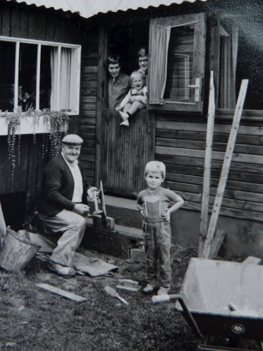 UNGDOMSOPRØR I 1968! EN MEGET UNG PETER SKRIGER I DØREN, MENS MUREREN FRA LYSTRUP ARBEJDER!